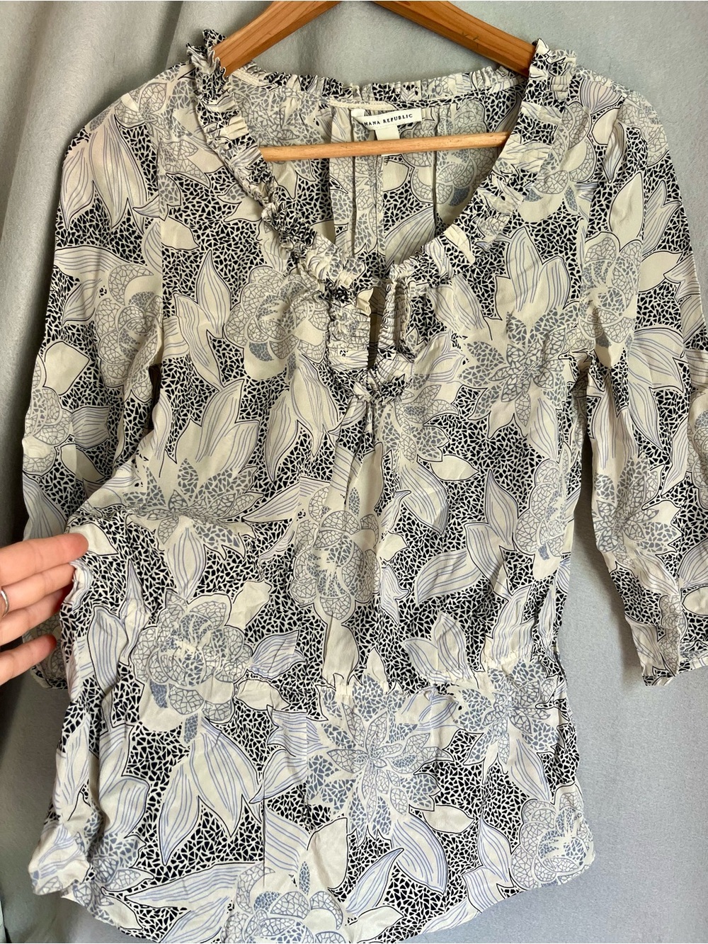 Banana Republic 100% Silk Floral Ruffle  Blouse XS Blue Ivory 3/4 Sleeve